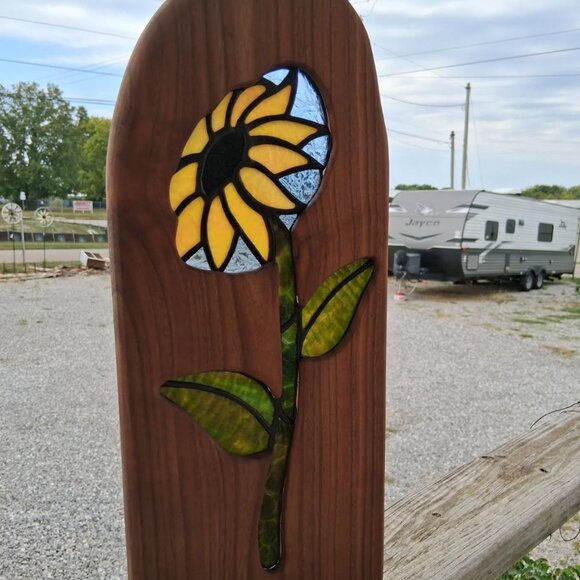 Sunflower stained glass in walnut - Picture 2 of 2